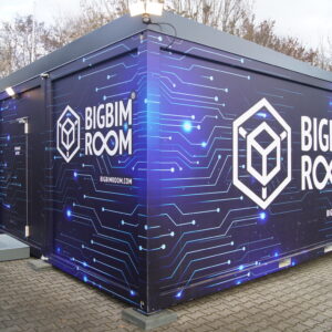 Außenansicht des BIGBIMROOM: Ein Bürocontainer in unterschiedlichen Blautönen und weißen Vernetzungslinien. Der Schriftzug BIGBIMROOM ist in großen weißen Buchstaben zu sehen, das Logo ist ein Würfel in einer Box