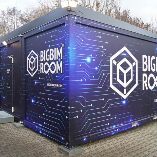 Außenansicht des BIGBIMROOM: Ein Bürocontainer in unterschiedlichen Blautönen und weißen Vernetzungslinien. Der Schriftzug BIGBIMROOM ist in großen weißen Buchstaben zu sehen, das Logo ist ein Würfel in einer Box